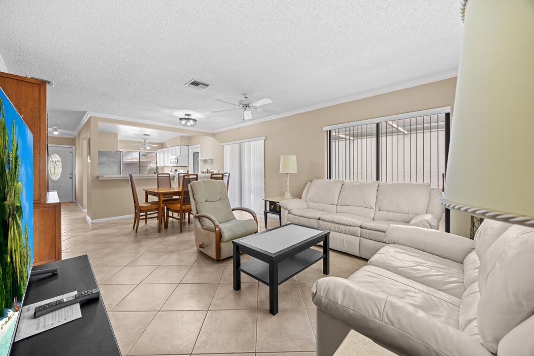 合同活跃: $269,900 (2 贝兹, 2 浴室, 1073 平方英尺)