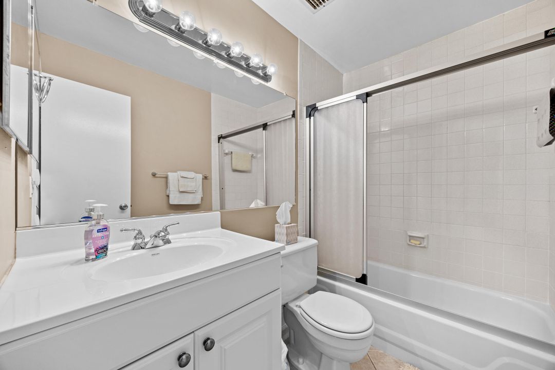 合同活跃: $269,900 (2 贝兹, 2 浴室, 1073 平方英尺)