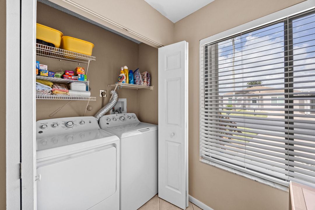 合同活跃: $269,900 (2 贝兹, 2 浴室, 1073 平方英尺)