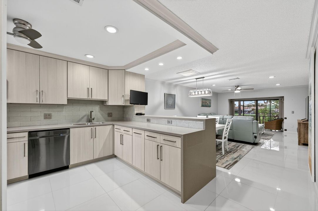 For Sale: $319,995 (2 beds, 2 baths, 1470 Square Feet)