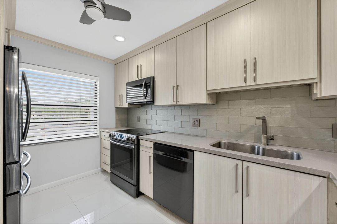 For Sale: $319,995 (2 beds, 2 baths, 1470 Square Feet)