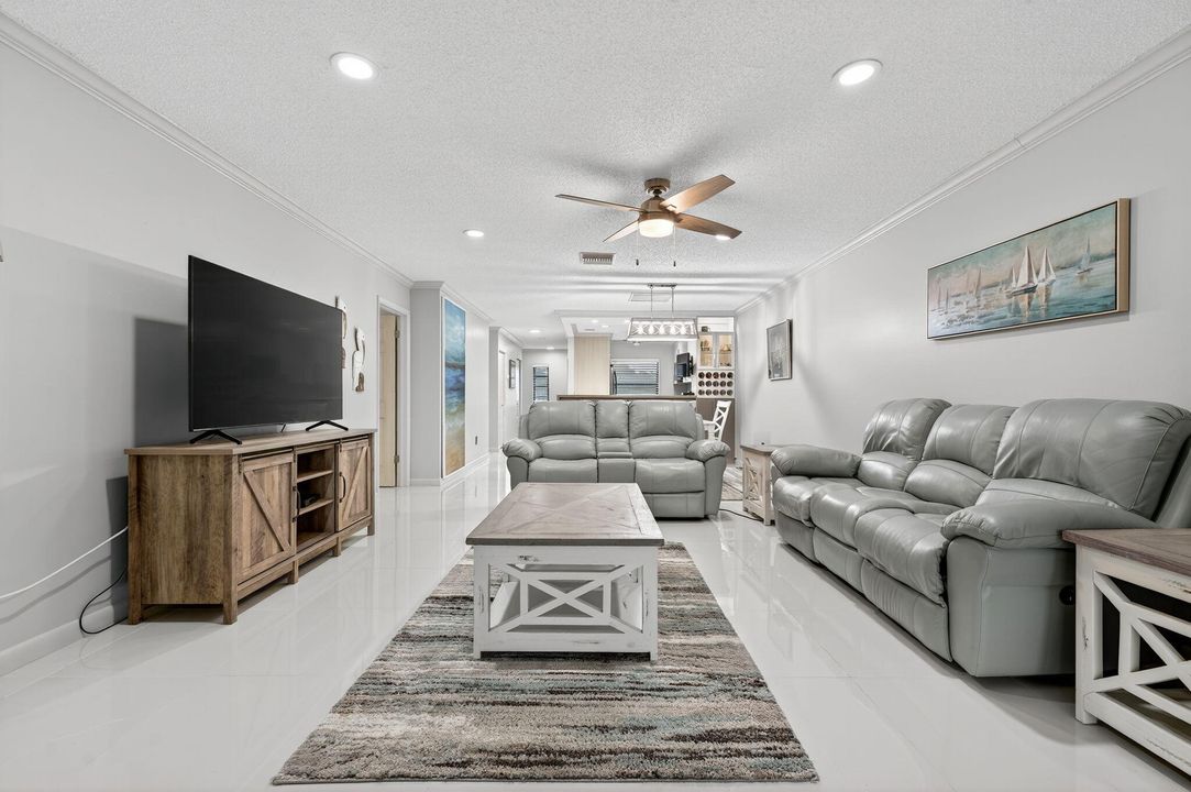 For Sale: $319,995 (2 beds, 2 baths, 1470 Square Feet)