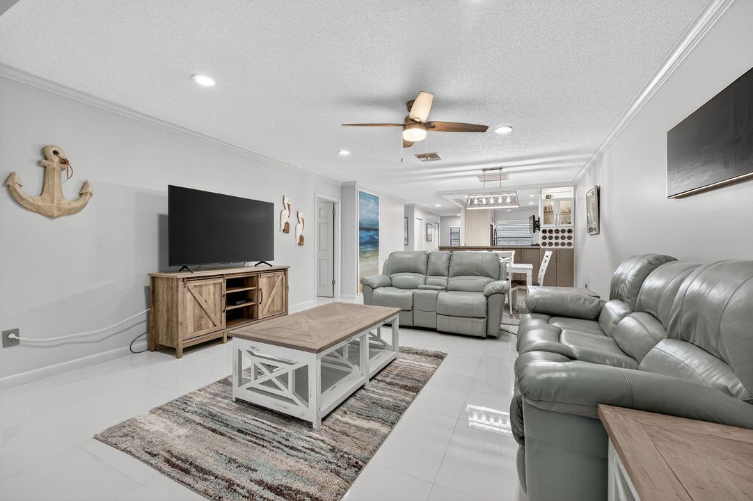 For Sale: $319,995 (2 beds, 2 baths, 1470 Square Feet)