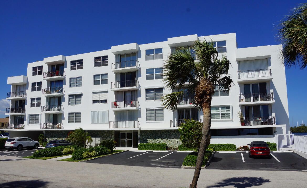 For Sale: $287,500 (1 beds, 1 baths, 702 Square Feet)