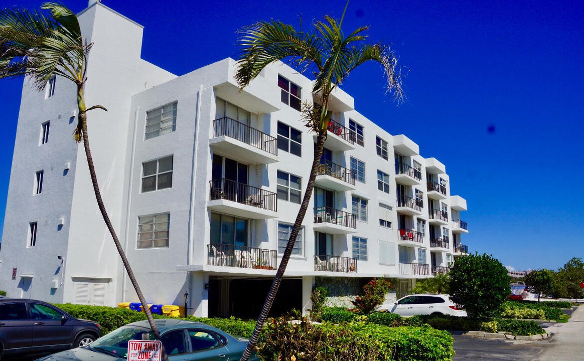 For Sale: $287,500 (1 beds, 1 baths, 702 Square Feet)