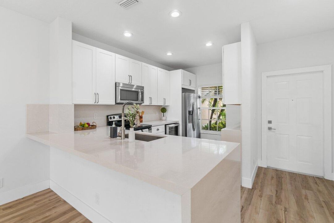 Active With Contract: $3,000 (3 beds, 2 baths, 1406 Square Feet)