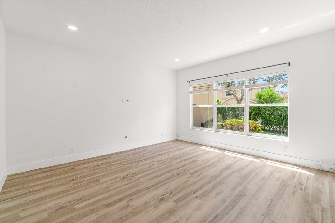 Active With Contract: $3,000 (3 beds, 2 baths, 1406 Square Feet)