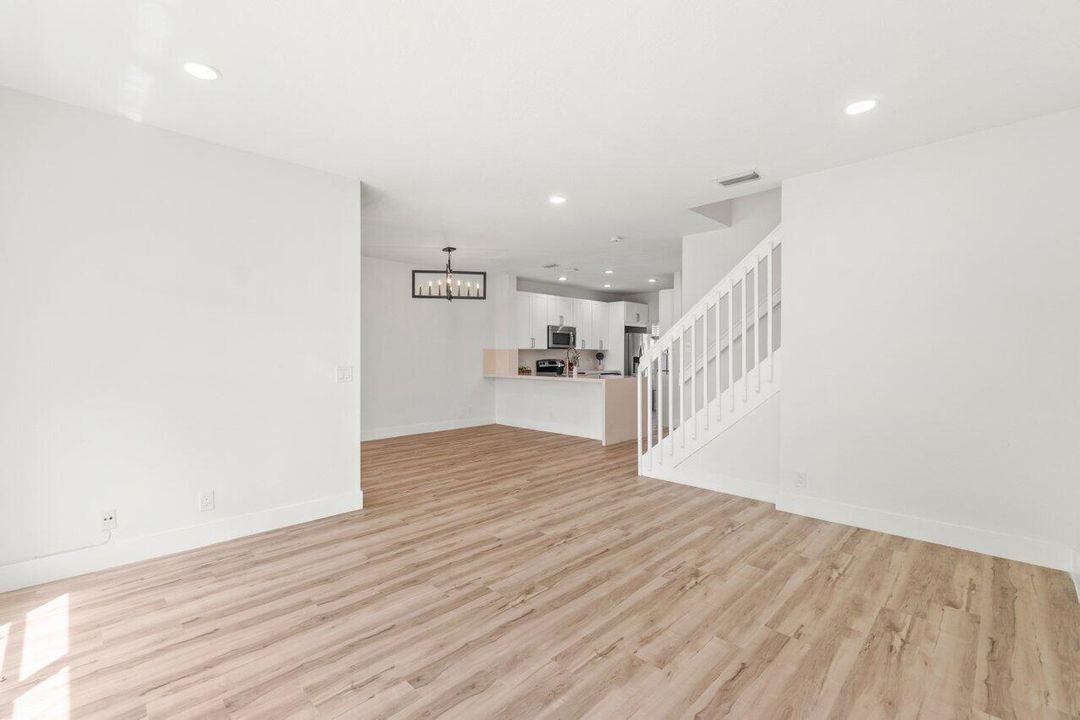 Active With Contract: $3,000 (3 beds, 2 baths, 1406 Square Feet)