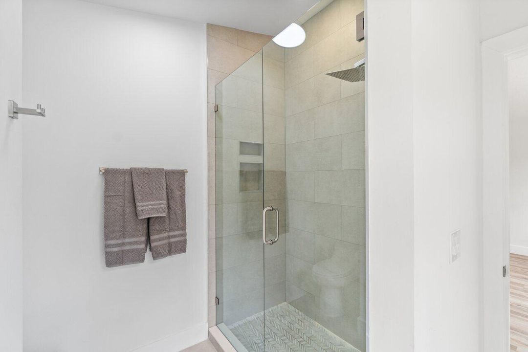 Active With Contract: $3,000 (3 beds, 2 baths, 1406 Square Feet)