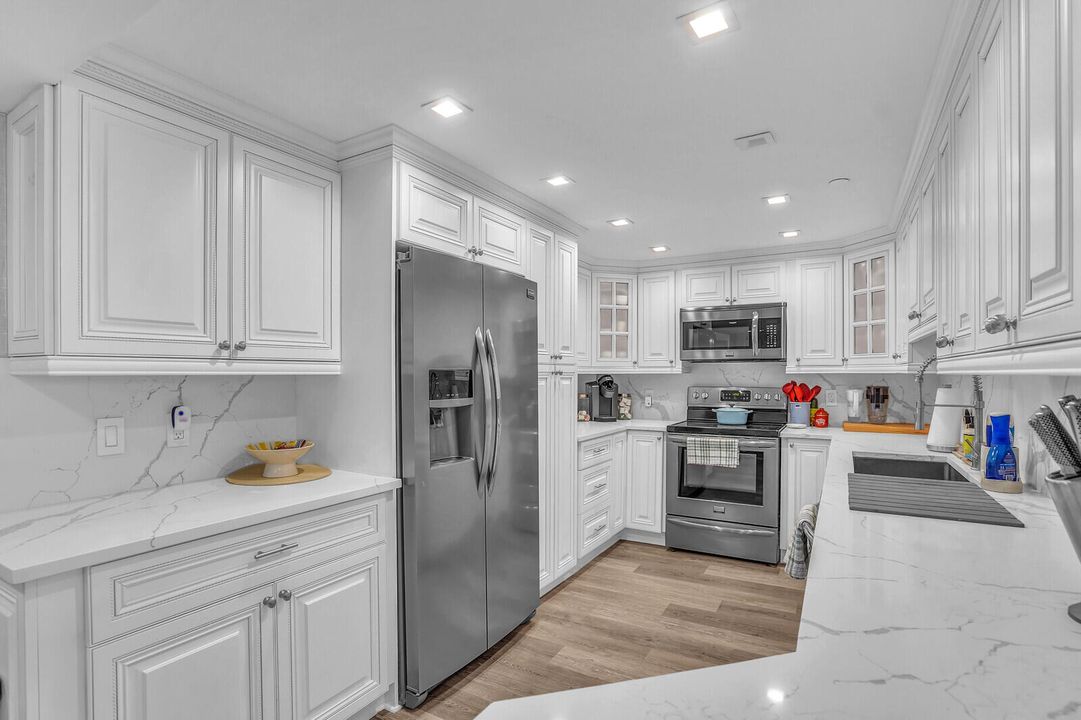 For Sale: $599,900 (2 beds, 2 baths, 1305 Square Feet)