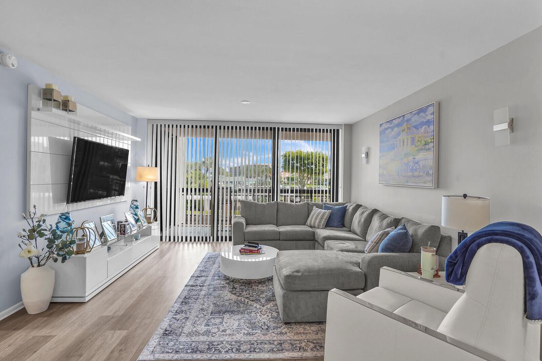 For Sale: $599,900 (2 beds, 2 baths, 1305 Square Feet)