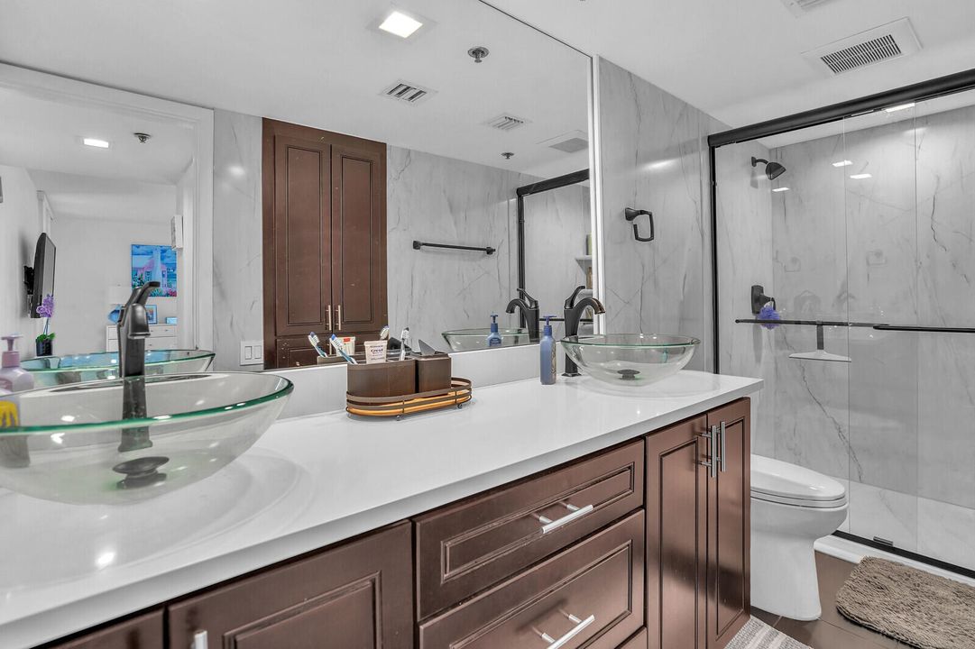 For Sale: $599,900 (2 beds, 2 baths, 1305 Square Feet)