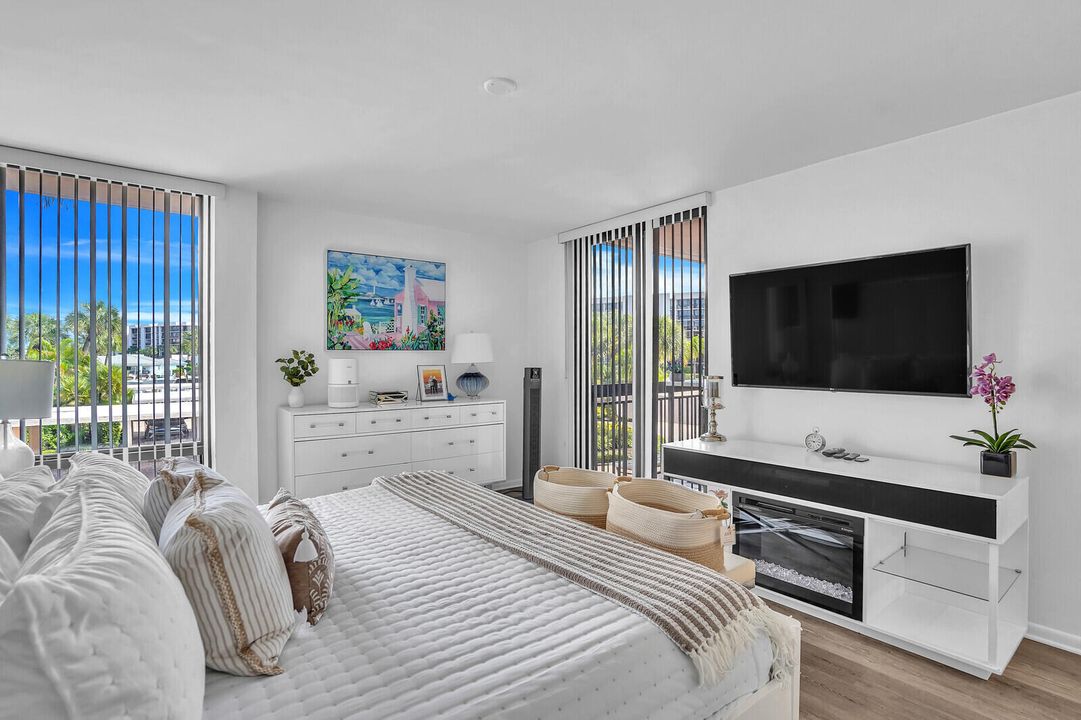 For Sale: $599,900 (2 beds, 2 baths, 1305 Square Feet)