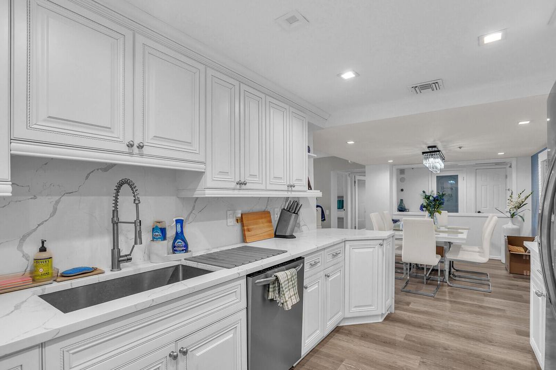 For Sale: $599,900 (2 beds, 2 baths, 1305 Square Feet)