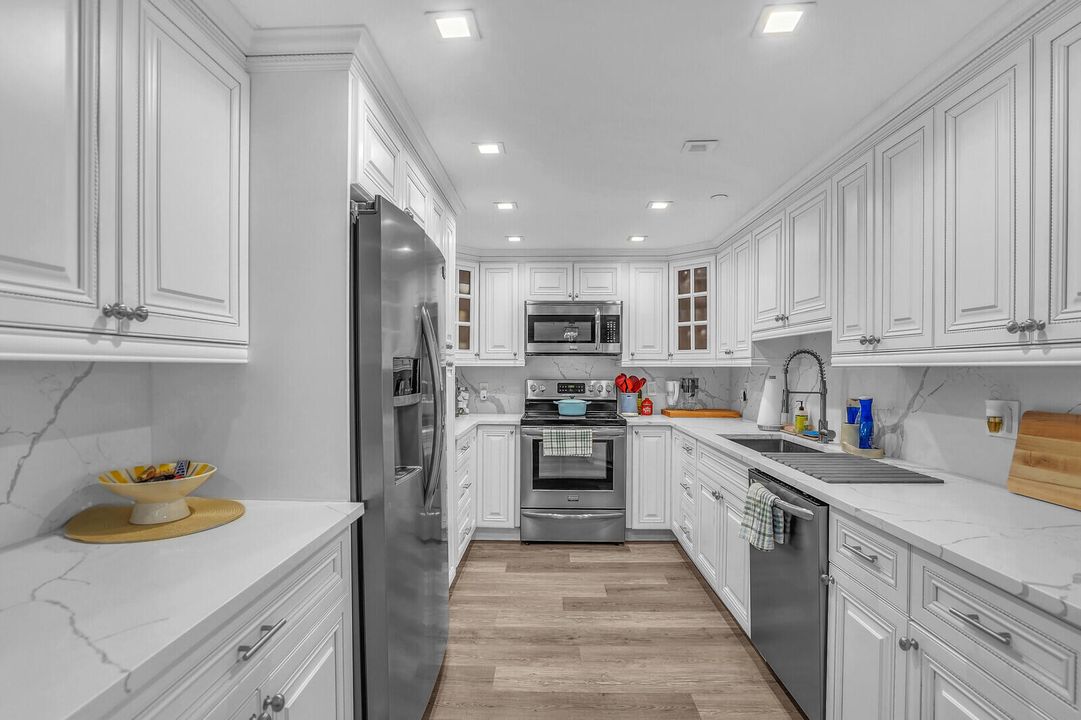 For Sale: $599,900 (2 beds, 2 baths, 1305 Square Feet)