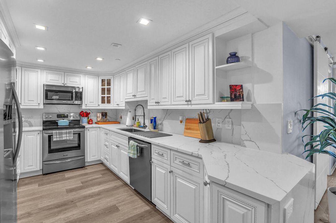 For Sale: $599,900 (2 beds, 2 baths, 1305 Square Feet)