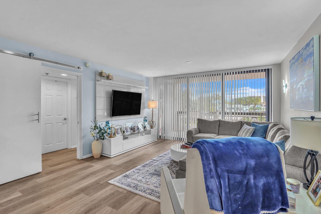 For Sale: $599,900 (2 beds, 2 baths, 1305 Square Feet)