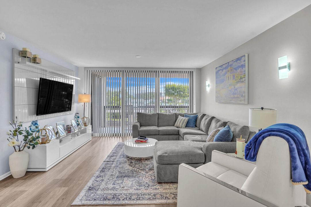 For Sale: $599,900 (2 beds, 2 baths, 1305 Square Feet)