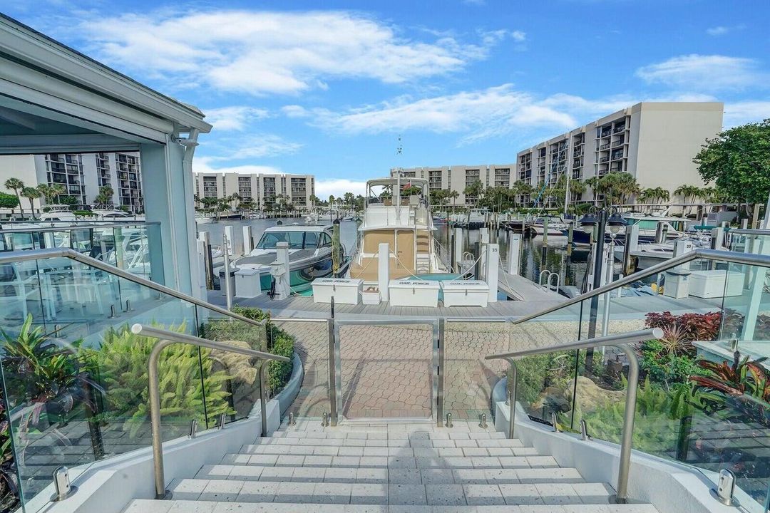 For Sale: $599,900 (2 beds, 2 baths, 1305 Square Feet)