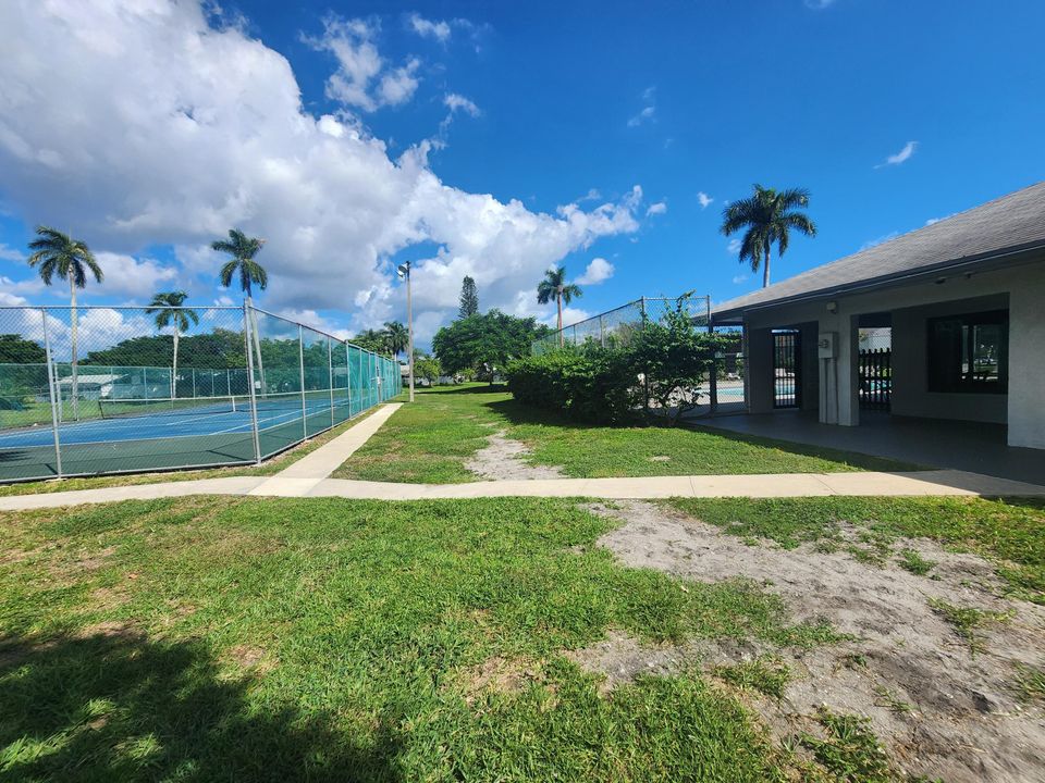 For Rent: $3,100 (4 beds, 2 baths, 1638 Square Feet)