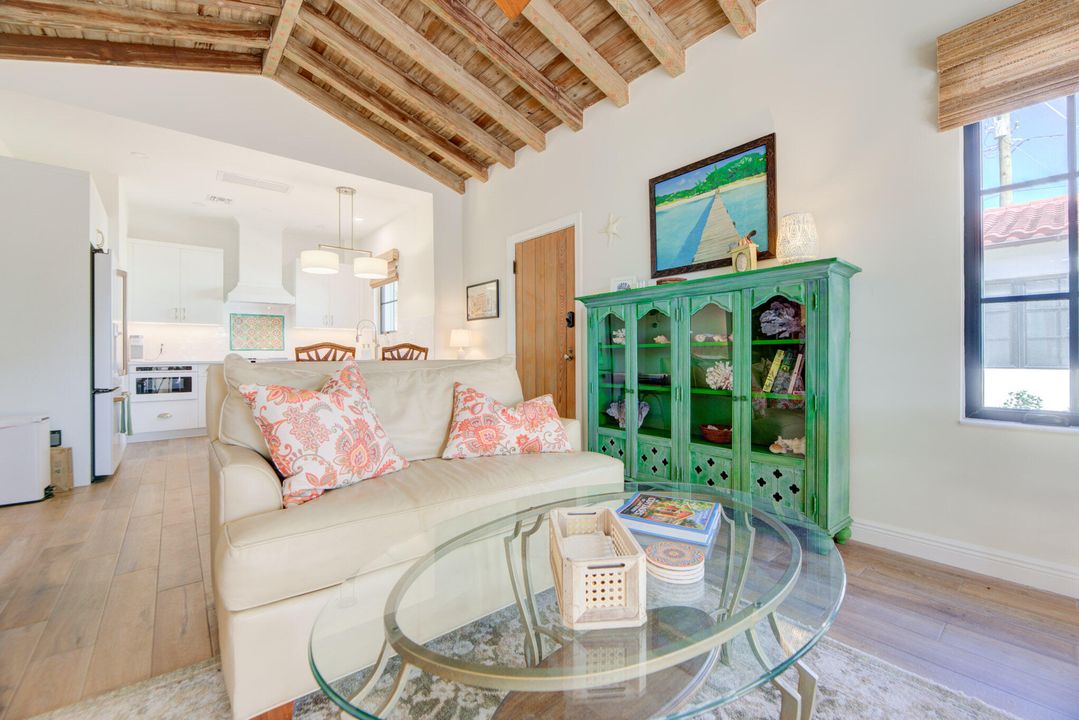 Под контрактом: $7,000 (2 спален, 2 ванн, 1000 Квадратных фут)