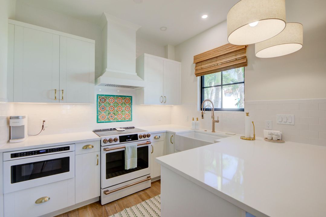 Под контрактом: $7,000 (2 спален, 2 ванн, 1000 Квадратных фут)