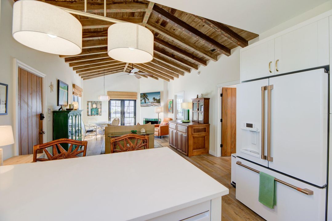 Под контрактом: $7,000 (2 спален, 2 ванн, 1000 Квадратных фут)