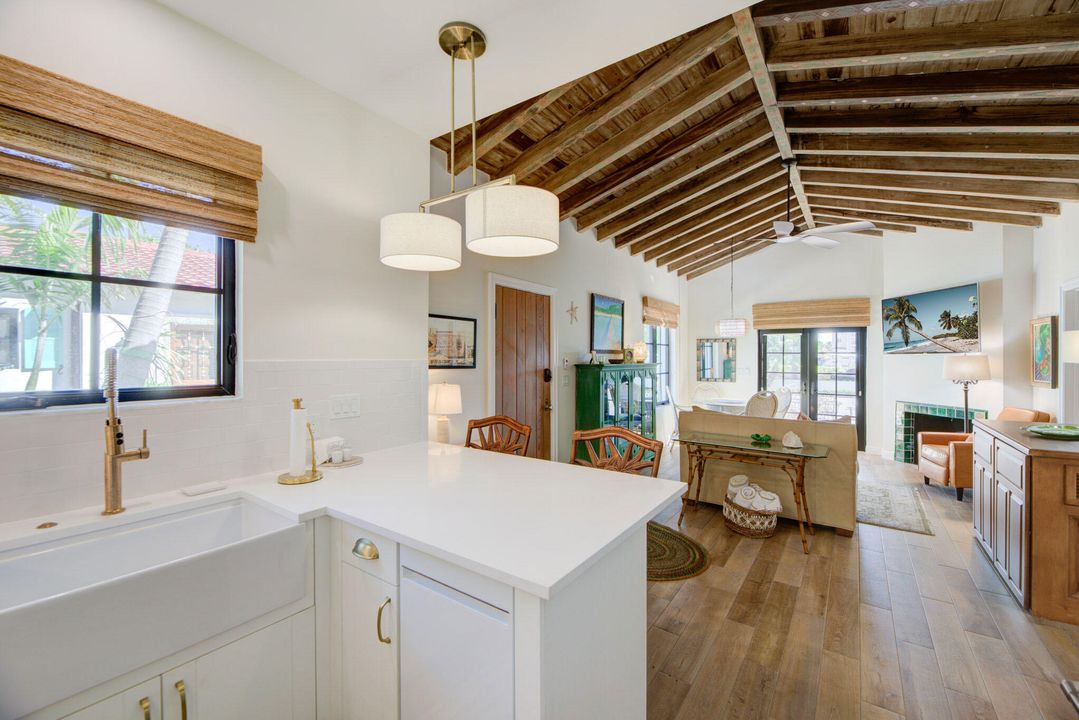 Под контрактом: $7,000 (2 спален, 2 ванн, 1000 Квадратных фут)