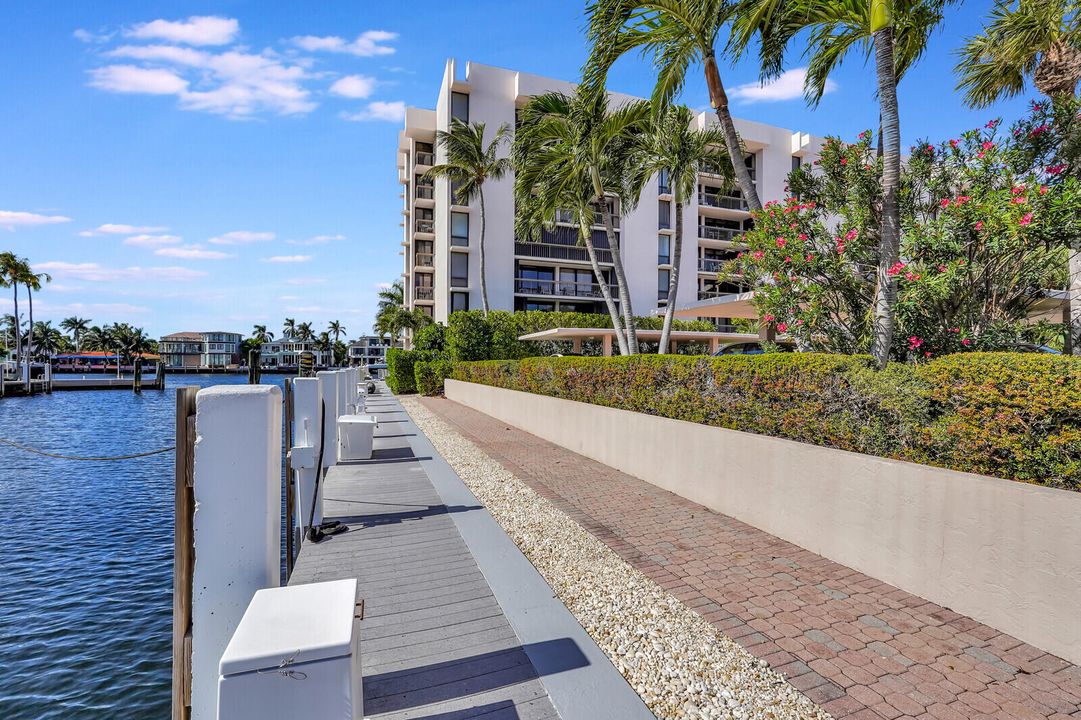 For Sale: $599,900 (2 beds, 2 baths, 1305 Square Feet)