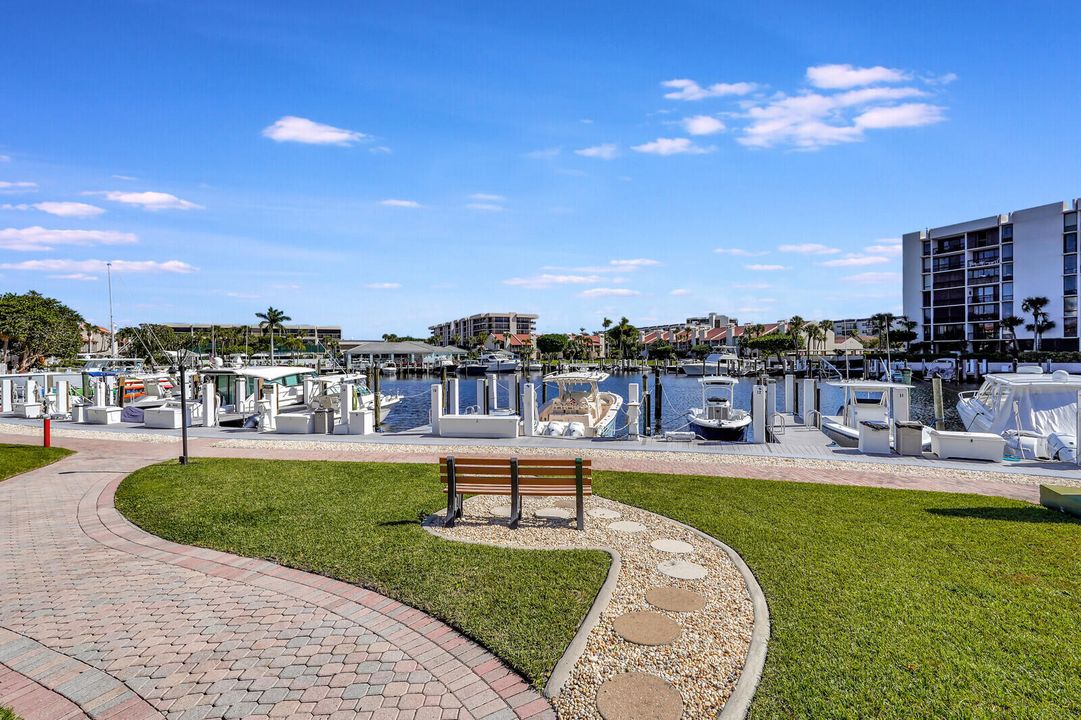 For Sale: $599,900 (2 beds, 2 baths, 1305 Square Feet)