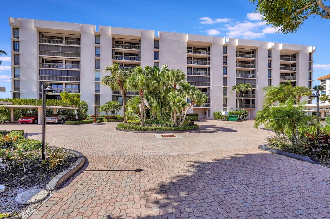 For Sale: $599,900 (2 beds, 2 baths, 1305 Square Feet)