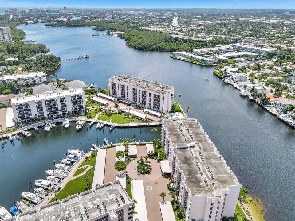 For Sale: $599,900 (2 beds, 2 baths, 1305 Square Feet)