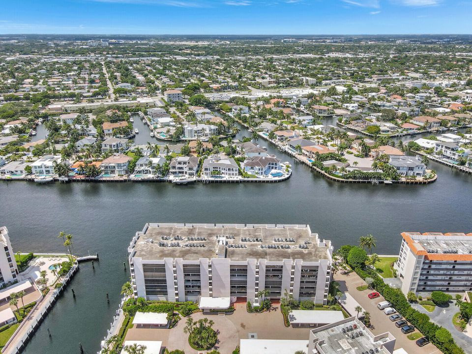 For Sale: $599,900 (2 beds, 2 baths, 1305 Square Feet)