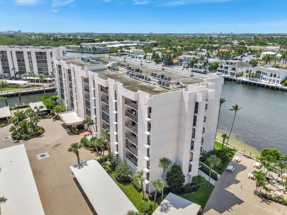 For Sale: $599,900 (2 beds, 2 baths, 1305 Square Feet)