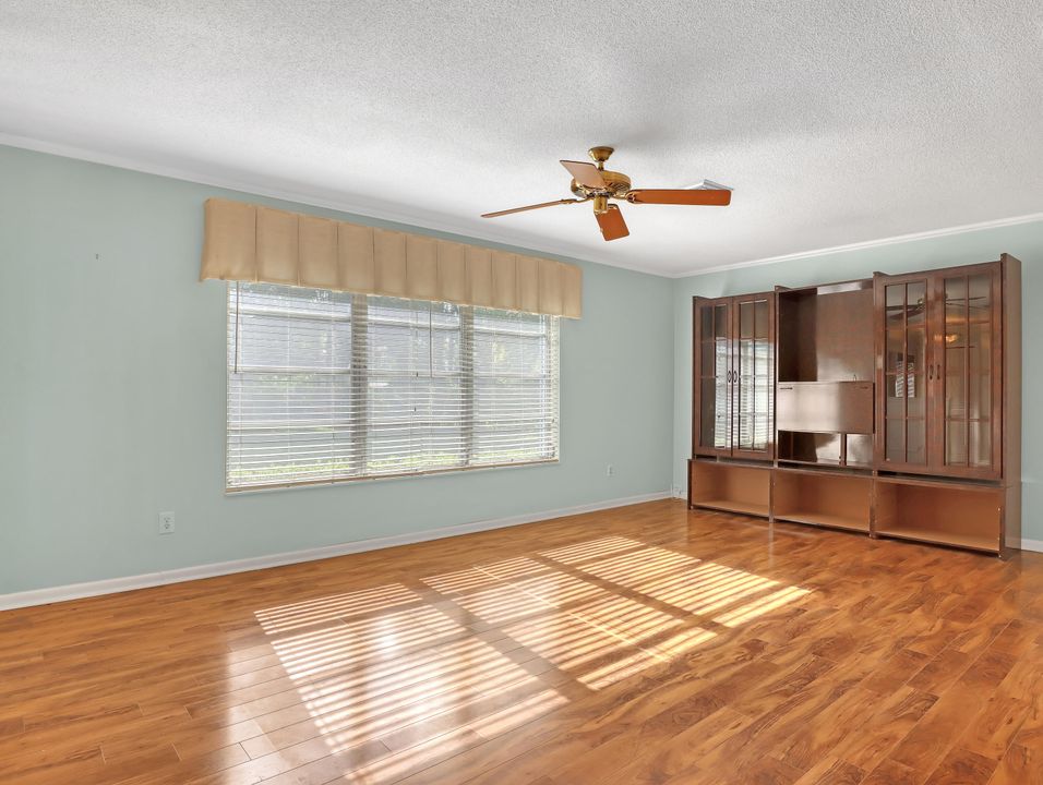 合同活跃: $639,000 (3 贝兹, 2 浴室, 1792 平方英尺)