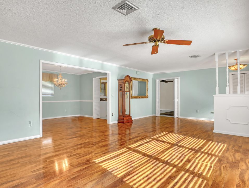 合同活跃: $639,000 (3 贝兹, 2 浴室, 1792 平方英尺)