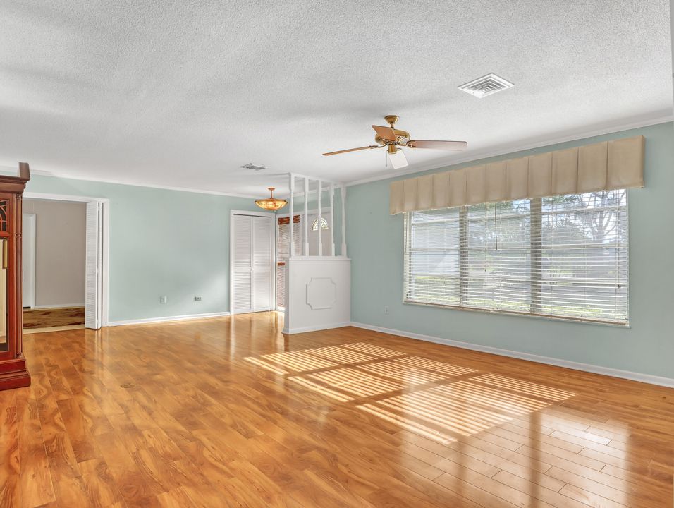 合同活跃: $639,000 (3 贝兹, 2 浴室, 1792 平方英尺)