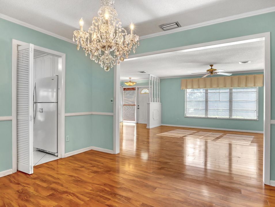 合同活跃: $639,000 (3 贝兹, 2 浴室, 1792 平方英尺)