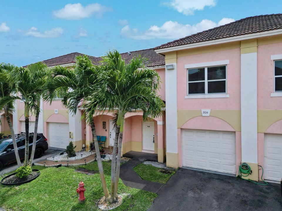 Recently Rented: $2,400 (3 beds, 2 baths, 1543 Square Feet)