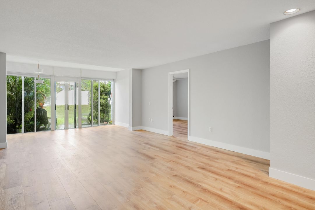 For Rent: $2,300 (2 beds, 2 baths, 978 Square Feet)