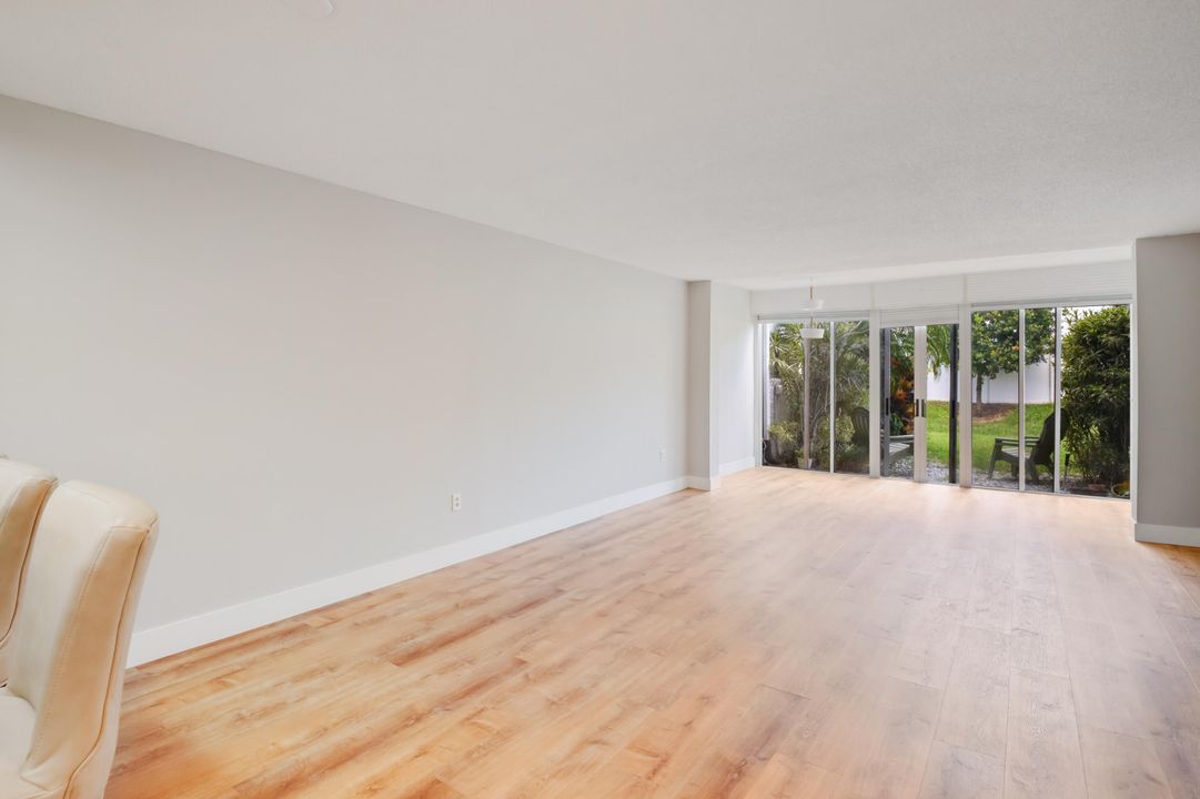 For Rent: $2,300 (2 beds, 2 baths, 978 Square Feet)