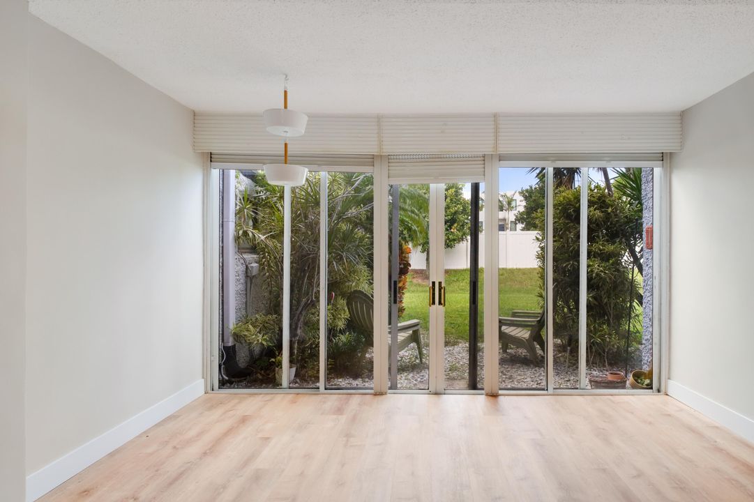 For Rent: $2,300 (2 beds, 2 baths, 978 Square Feet)