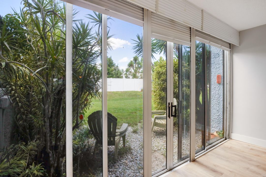 For Rent: $2,300 (2 beds, 2 baths, 978 Square Feet)