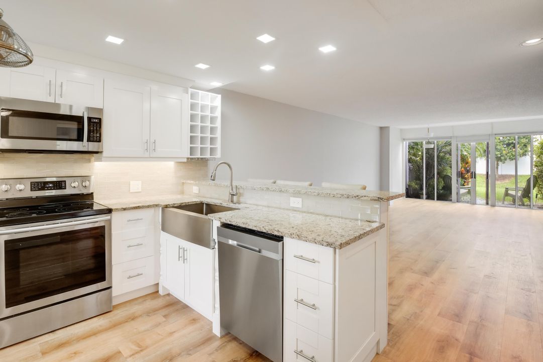 For Rent: $2,300 (2 beds, 2 baths, 978 Square Feet)