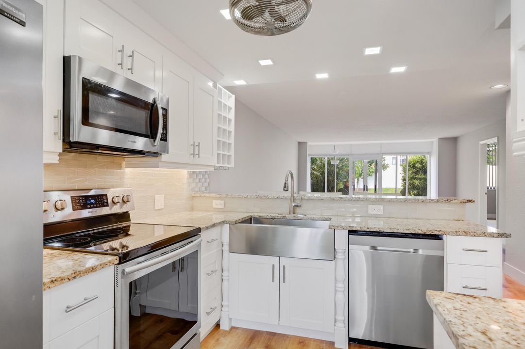 For Rent: $2,300 (2 beds, 2 baths, 978 Square Feet)