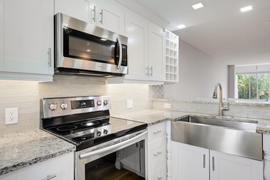 For Rent: $2,300 (2 beds, 2 baths, 978 Square Feet)