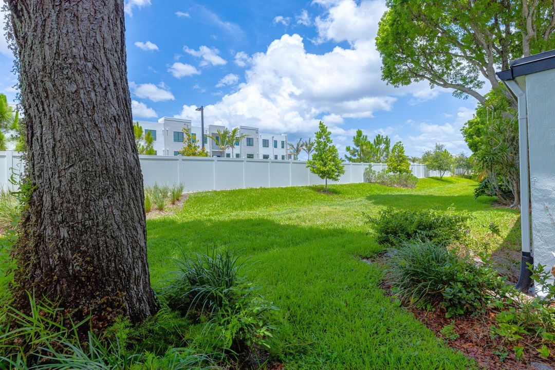 For Rent: $2,300 (2 beds, 2 baths, 978 Square Feet)