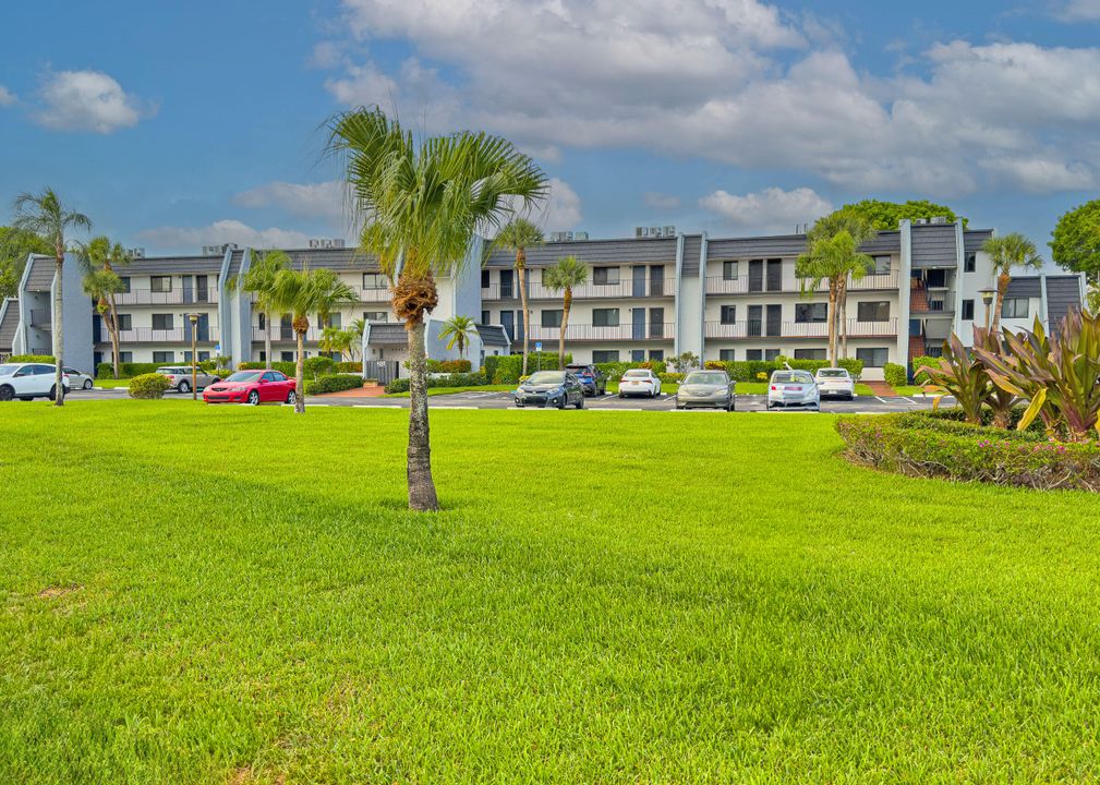 For Rent: $2,300 (2 beds, 2 baths, 978 Square Feet)