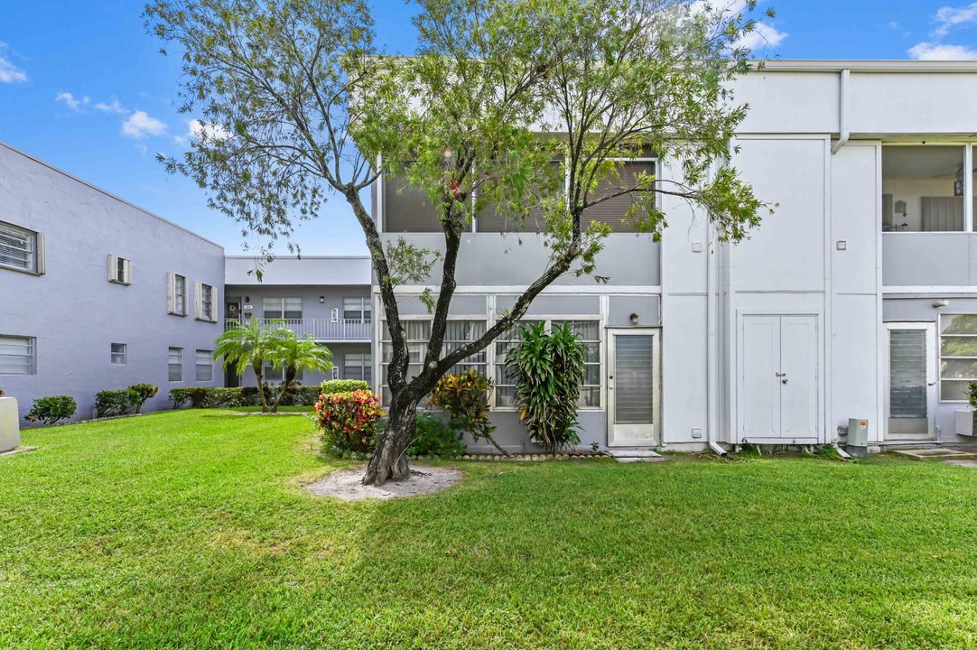 Под контрактом: $80,000 (2 спален, 2 ванн, 880 Квадратных фут)