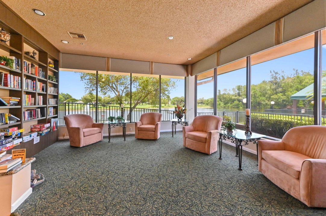 For Sale: $335,000 (2 beds, 2 baths, 1062 Square Feet)